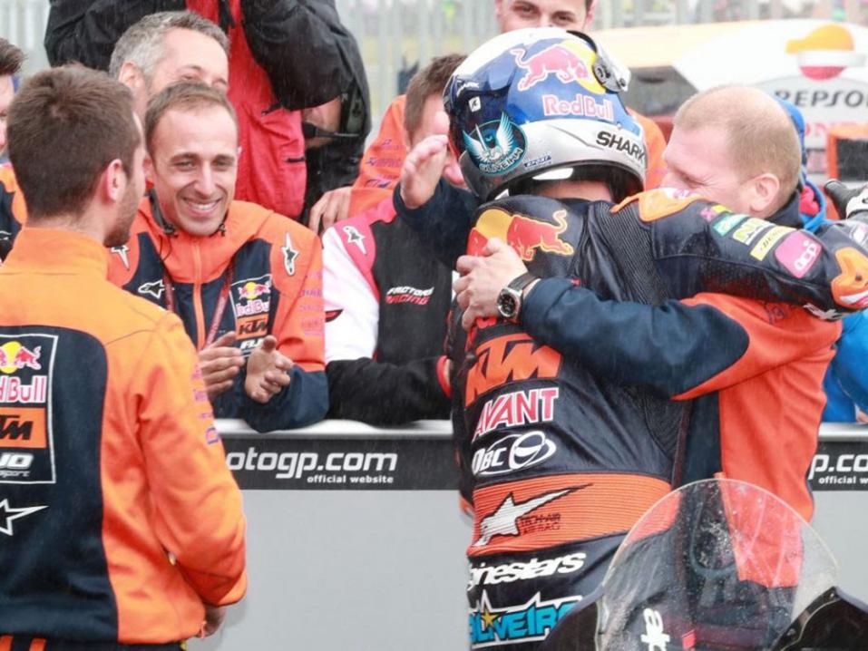 <p>Aki Ajo onnitteli Miguel Oliveiraa Australian osakilpailun voitosta. Kuva: Red Bull KTM Ajo.</p>