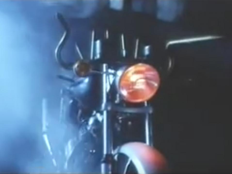 Pelottava vampyyrimoottoripyörä. Pääroolissa kuvassa näkyvä Norton Commando.