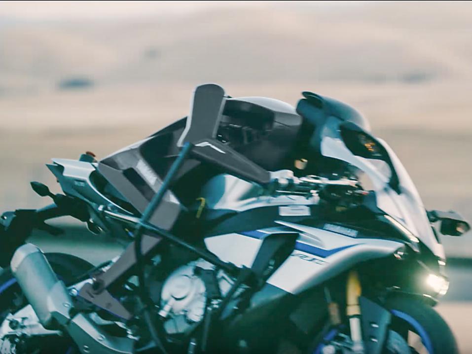 Yamahan robottimoottoripyöräkuski Motobot ennätysten kimpussa.