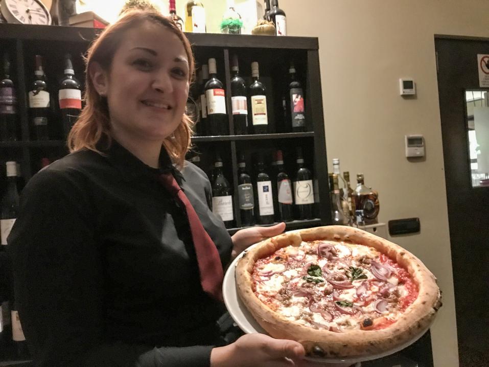 Italia tunnetaan pizzan ja pastan kotimaana. Ravintola L`antro della Sibillan maukas tonnikalapizza Federican tarjoilemana.
