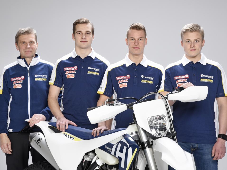 <p>Kuvassa Kytönen Motorsportin Harri Leppälaakso, Lari Jukola, Roni Kytönen ja Hugo Svärd. Kuva Pekka Viljakainen</p>