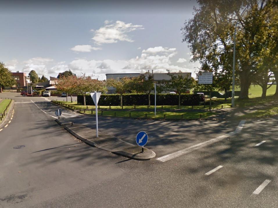 Hamiltonin poikakoulun aluetta Uudessa Seelannissa. Kuva Google Street View.