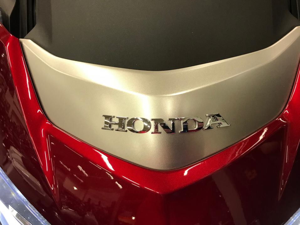 Täysin uusitun Honda Gold Wingin otsa kuvassa.