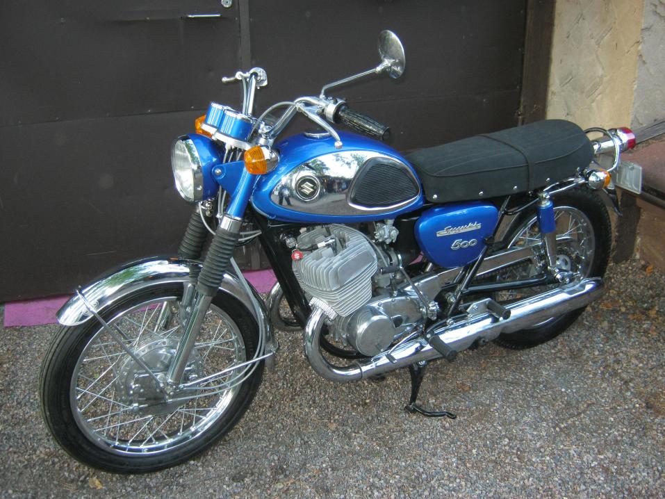Suzukin ensimmäinen superpyörä, T-500. Matka-Jawa.