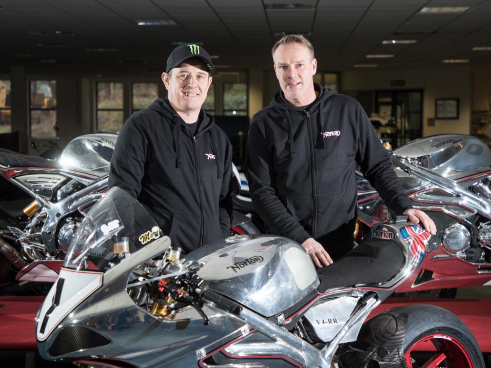 Vasemmalla John McGuinness ja oikealla Nortonin entinen pomo ja omistaja Stuart Garner. Kuva Norton Motorcycles.