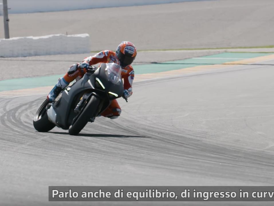 Casey Stoner ensi kertaa radalla Ducati Panigale V4:llä.