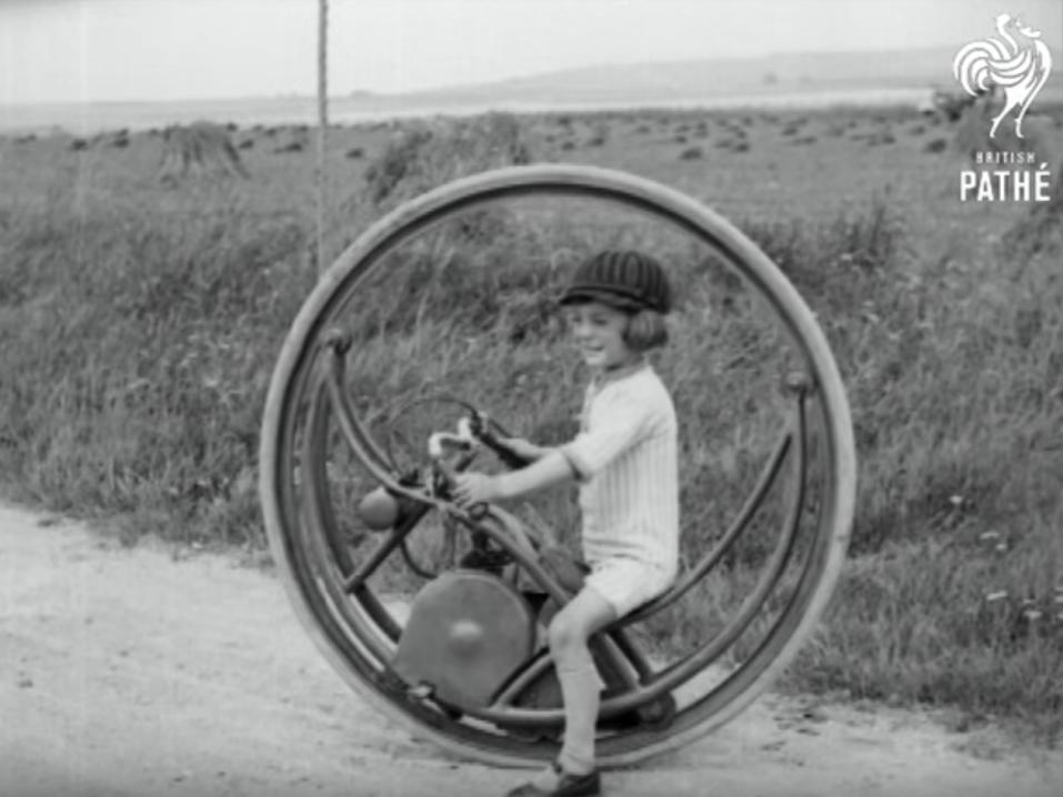 Lapsi ajamassa yksipyöräisellä moottoripyörällä vuonna 1927. Video British Pathé, Britannian elokuva-arkisto.