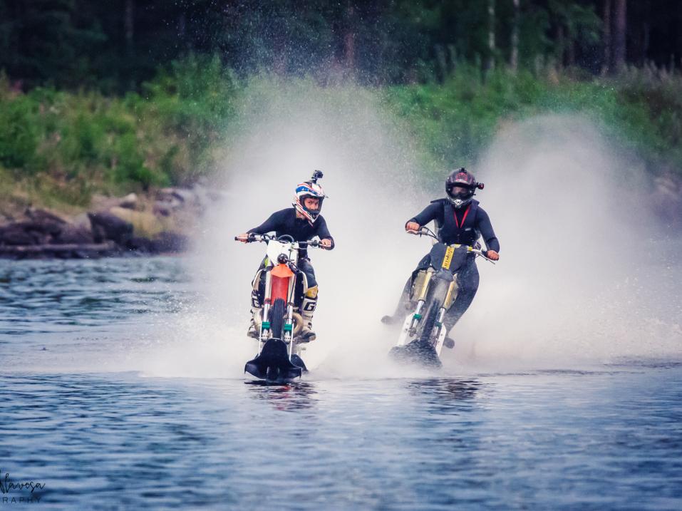 <p>Naantalin venemessuilla yritetään moottoripyörällä veden päällä ajon nopeusennätystä Guinnessin ennätystenkirjaan. Motocross-pyörien selässä nähdään extreme-tähdet Lauri Keränen ja Matias Kivisaari. Kuvaaja: Mika Ala-Vesa.</p>