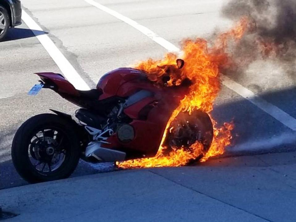 Surullinen näky: moottoripyöräteknologinen taideteos Ducati V4 Panigale liekeissä. Kuva: Nitrouz