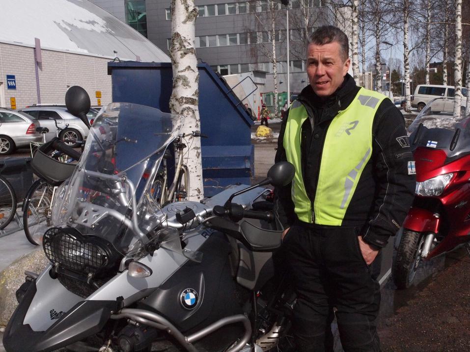 Osmo Reinikainen aloittaa moottoripyöräilykauden aina mahdollisimman aikaisin keväällä.