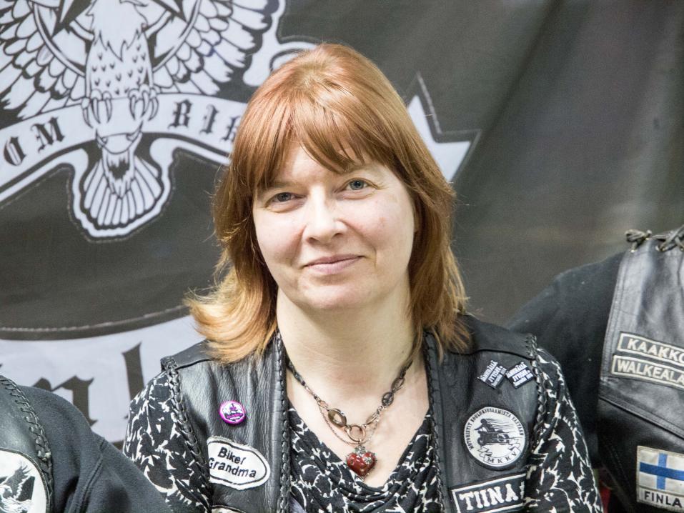 Tiina Patokoski on harvinainen, ellei ainoa sekamoottoripyöräkerhon naispuheenjohtaja.