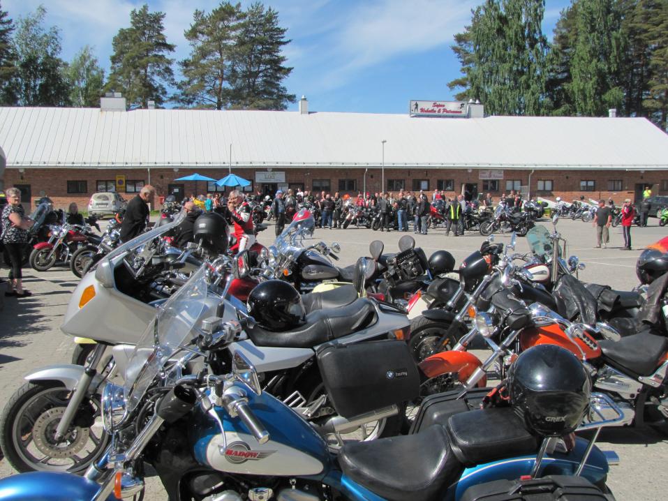 Juankosken MKKV-tapahtuman kokoontumispaikalle Juicen torin laidalle saapui 67 moottoripyörää vuonna 2018. Kuva: Kari Salmela