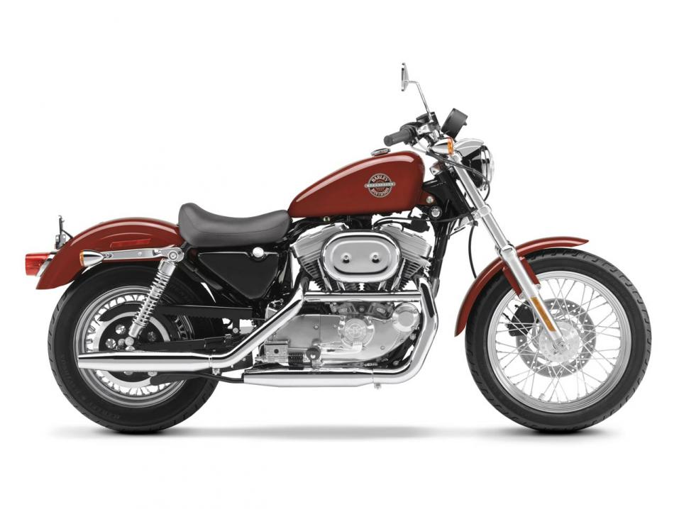 Harley-Davidson XL 883 Sportster vuosimallia 2002. Emme tiedä, miten tarkkaan tämä vastaa varastetun pyörän ulkonäköä.