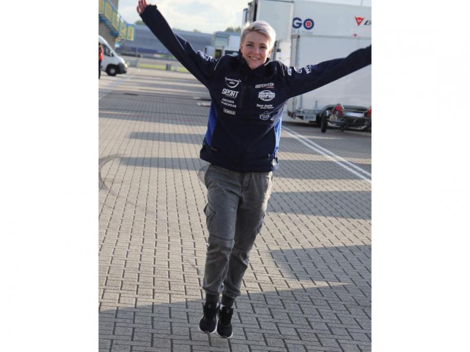 'Happy with racing' Kirsi Kainulainen Assenin varikolla.