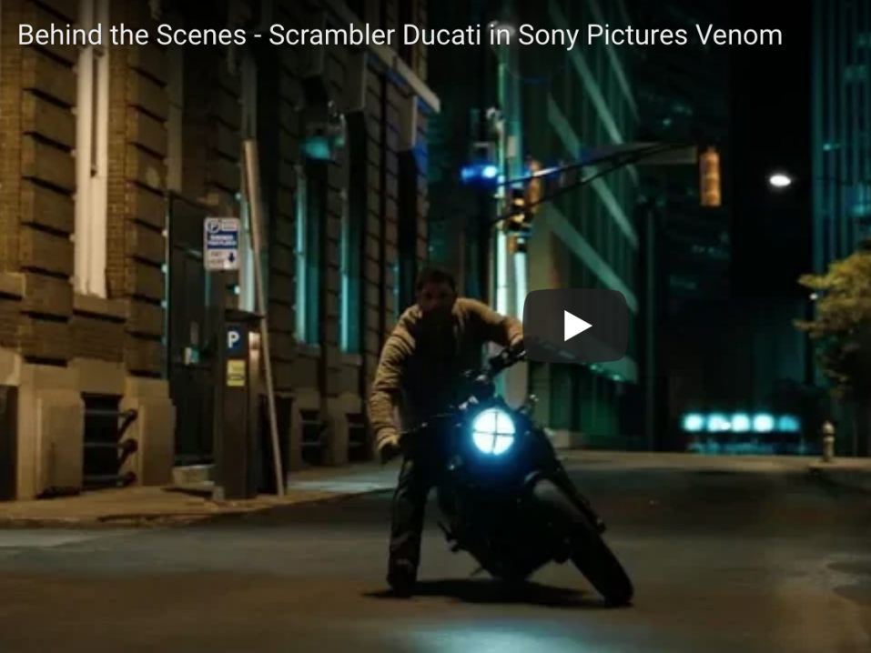 Marvelin tuorein elokuvasupersankari Venom ja Ducati Scrambler.