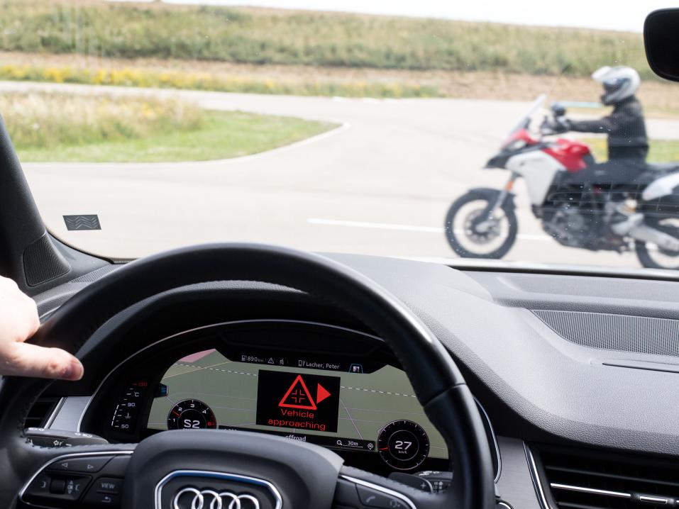 Ajoneuvojen langaton verkottaminen toisiinsa tuo turvan myös motoristeille ja muilla tielläliikkujille. Kuva Neuburgista Saksasta Ducatin viime kesän demosta. Kuva: Lukas Barth