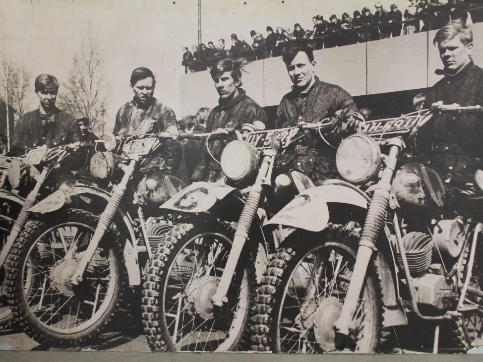 <p>Päijänteen Ympäriajon maaliintulo vuodelta 1969. Kuvassa KTM-kuljettajat oikealta: H.Helin, Y. Niinikoski, J. Laaksonen, V. Salakka ja R. Eklund.</p>