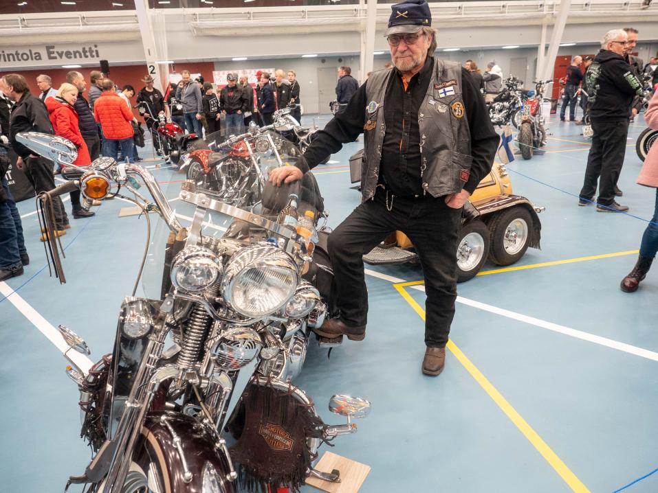 Kuortanelainen Reino Kuusisto ja rekkamiehen erikoinen: telikärryllä, jalkakaasulla ja pakilla varustettu Harley-Davidson.