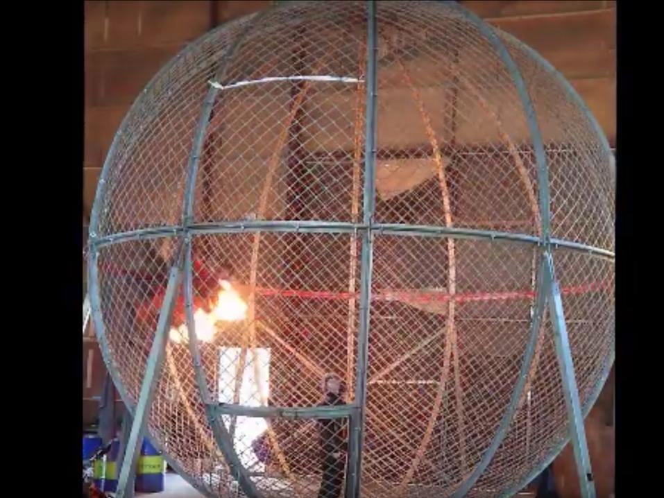 Cageriders ja maailman vaarallisin stuntti: palava motoristi surmanajopallossa.