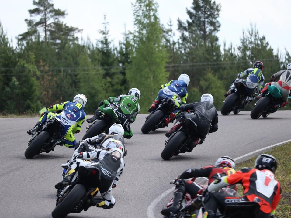 <p>Road Racing -kilpailuja järjestävät tahot ovat perustaneet yhdessä Road Racing Promotion Finland Oy:n kehittämään ja markkinoimaan lajin SM-sarjaa. Kuva: Hinni Harju.</p>