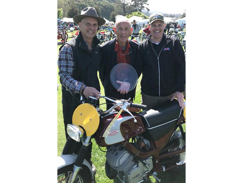 Vasemmalta: Chris Carter, AMA Motorcycle Hall of Famer ja Hall of Fame Legend Malcolm Smith sekä AMA:n Presidentti ja pääjohtaja Rob Dingman. Sekä tietenkin Carterin perinne-Jawa.