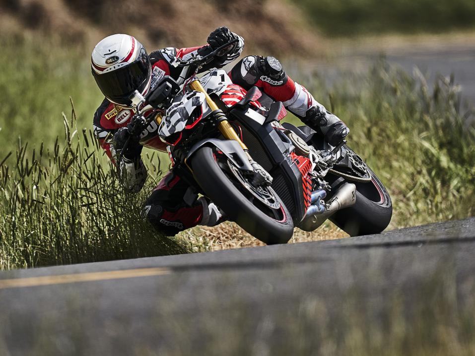 <p>Vuoden 2019 kisassa viime metreillä menehtynyt Carlin Dunne ajamassa Ducati Streetfighter V4 protolla Pikes Peakissa Coloradossa.</p>
