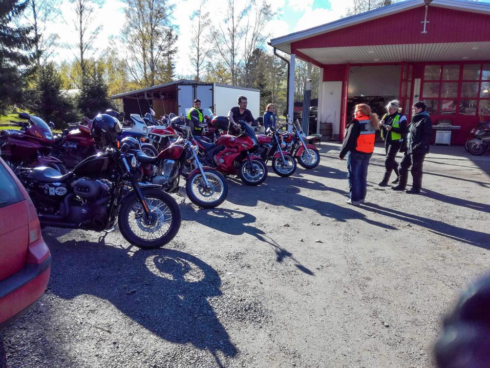 Wasa Nice Ridersin ryhmä Harri Kuuttilan korjaamon pihamaalla. Kuva: Marja Simelius.