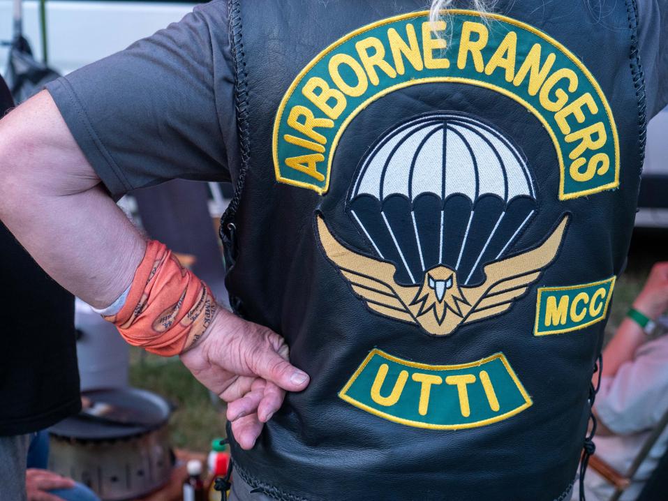 <p> Airborne Rangers MCC:n logo kertoo jo paljon liivin kantajasta.</p>