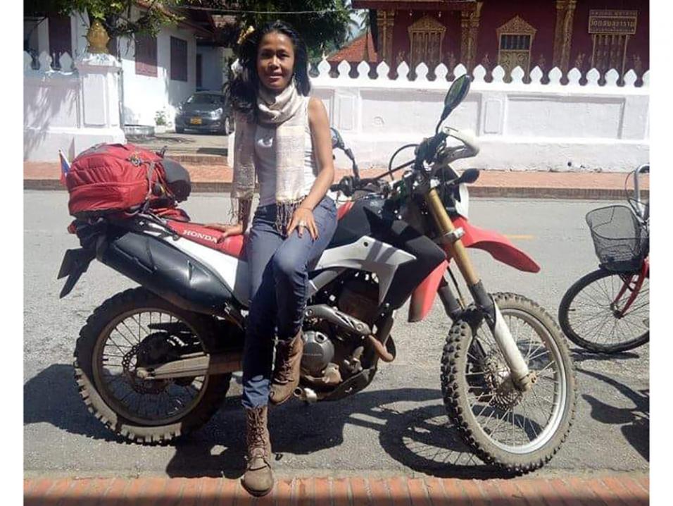 Nilamon Binthavone. Nainen joka on Women Riders World Relayn ainoa edustaja Laosissa ja ajaa kaikkiaan 10 päivän ajan toimittaakseen viestikapulan Thaimaasta halki Laosin Kambodjaan.
