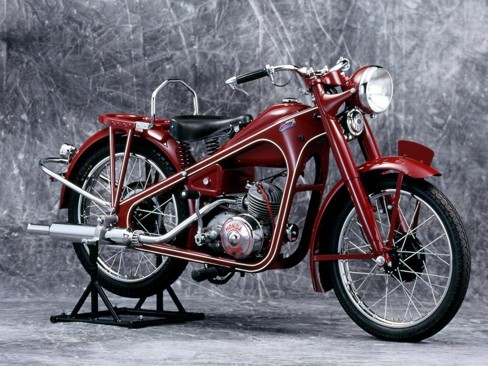 Tästä se alkoi: vuosimallin 1949 Honda Dream D Type.