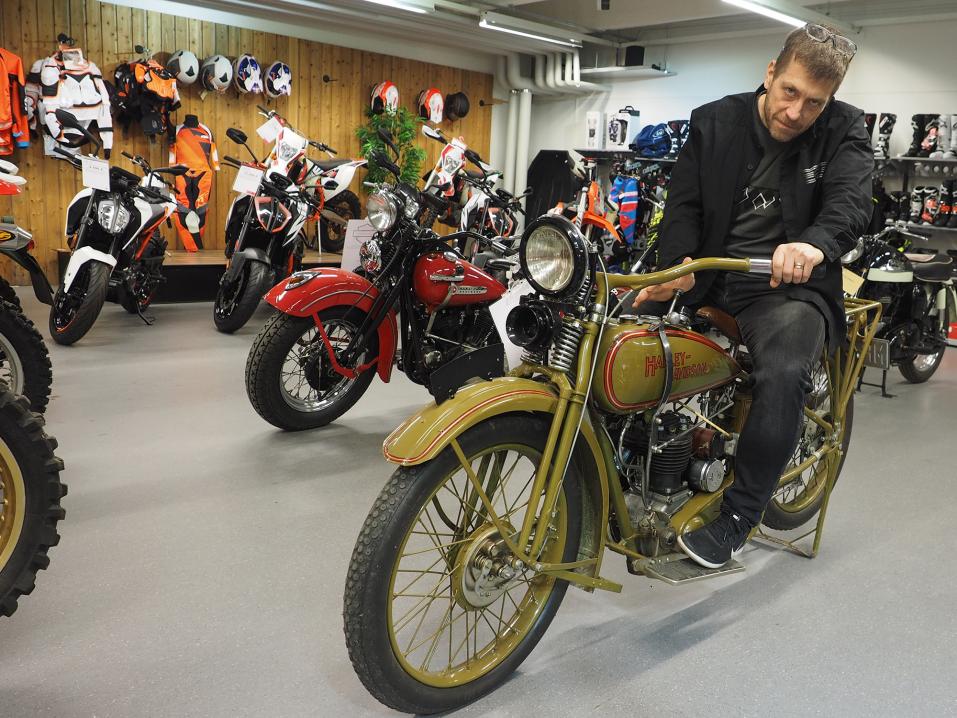 – Moto-Seinäjoen toisesta kerroksesta Seinäjoen Lieskatieltä löytyy vain loppiaiseen asti auki oleva ilmainen moottoripyöränäyttely, jossa on esillä muun muassa vuoden 1927 Harley-Davidson, Hannu Pennala kertoo.