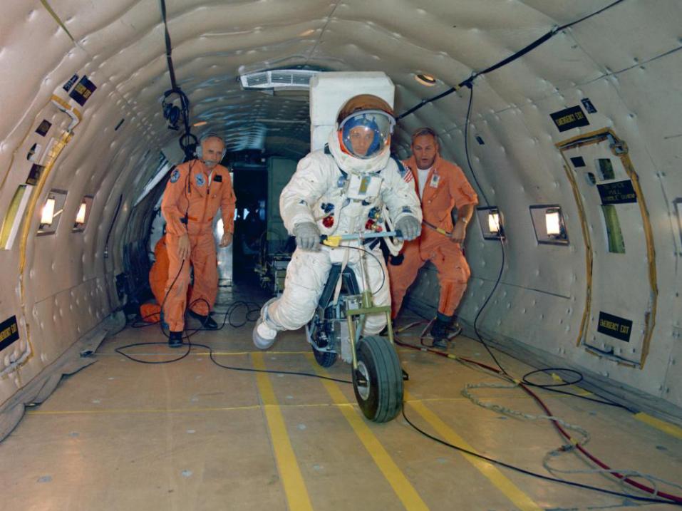 Yhdysvaltain avaruuspalvelu NASA testasi aikanaan myös sähkömoottoripyöriä vaihtoehdoksi kulkemiseen Kuun pinnalla. 