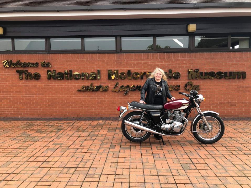 Sally Peace arpajaisvoittoineen National Motorcycle Museumin edessä.
