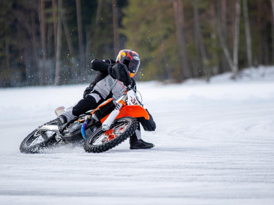 <p>Mika Kallio on päässyt testaamaan jäällä ajoa jo muutaman kerran tämän talven aikana. Kuva: studiosannah.</p>