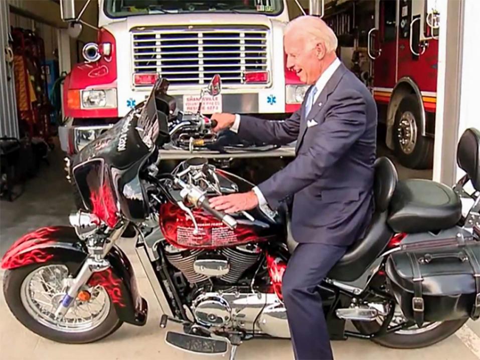 Presidentti Joe Biden moottoripyörän selässä. Innostus vaikuttaa aidolta.