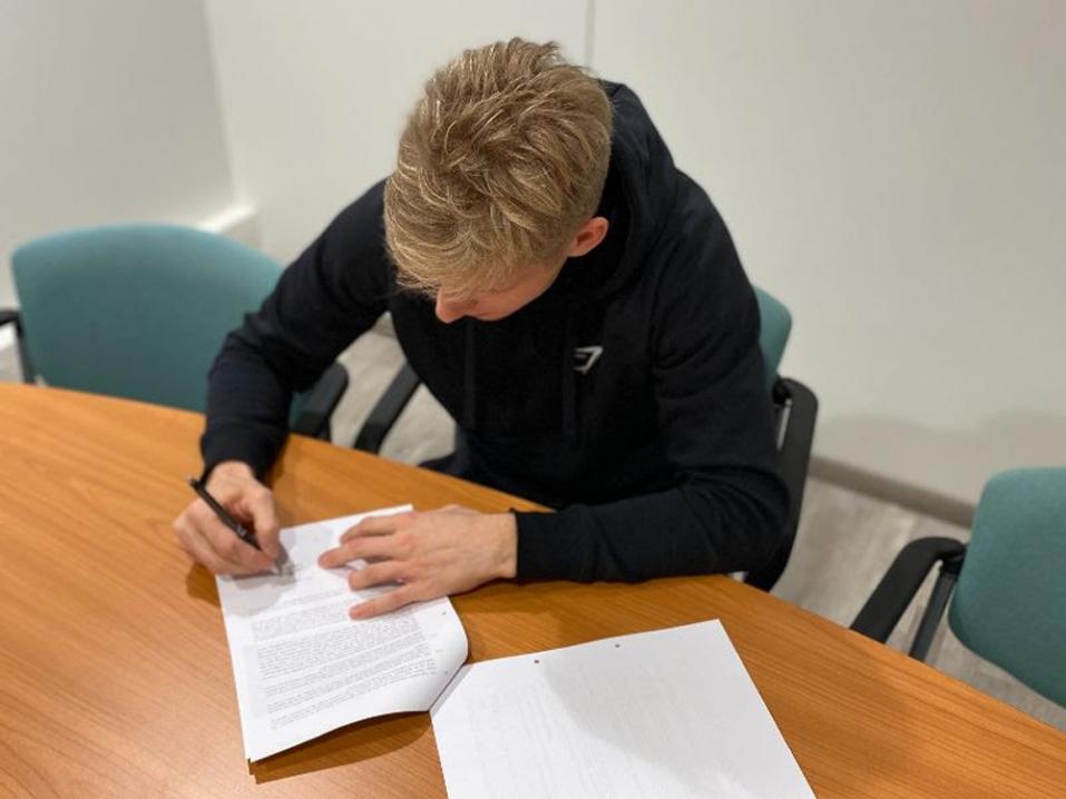 Niki Tuuli allekirjoittamassa sopimusta.