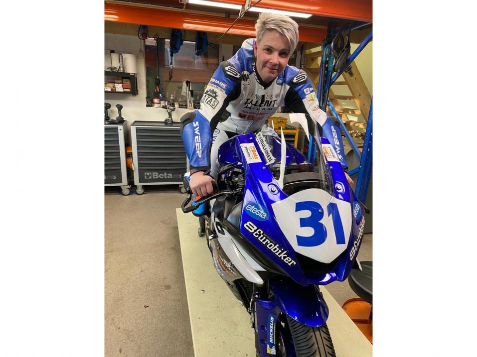 Kirsi Kainulainen ja tulevan kauden pyörä Yamaha R6