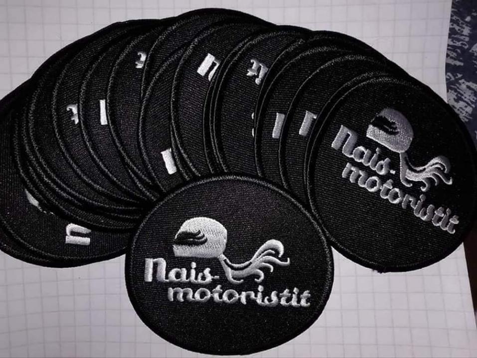 <p>Tuula Karilan suunnittelema Naismotoristit Facebook-ryhmän logon on ollut käytössä vuodesta 2018.</p>
