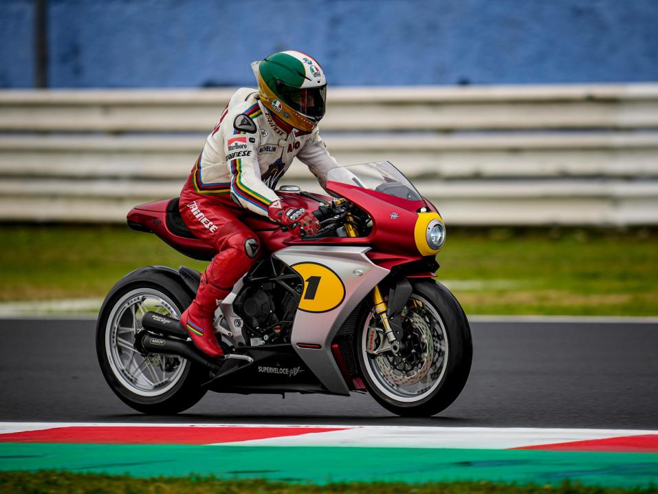 MV Agusta Superveloce AGO. Ja stongassa kukapa muukaan kuin itse 15-kertainen maailmanmestari Giacomo Agostini. Hän ajoi pyörällä ensiesittelykierroksen Misanon radalla eilen lauantaina.