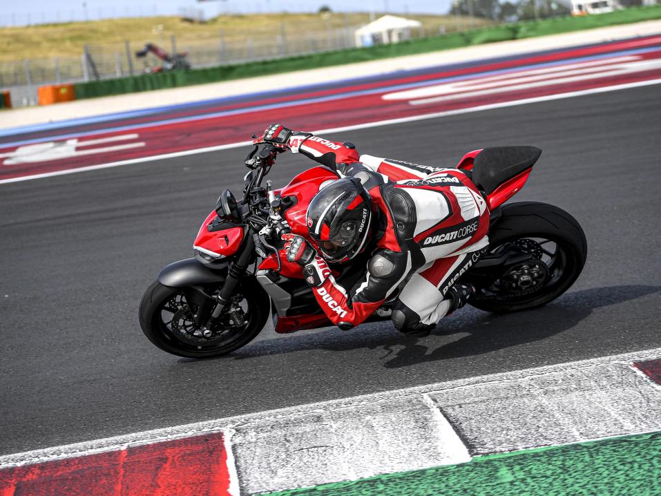 Ducati Streetfighter V2 vuosimallia 2022. Panigale katunakun muodossa.