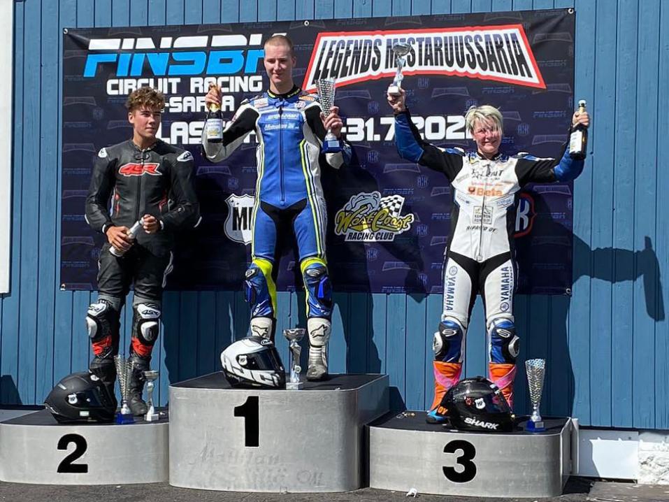 Circuit Road Racing SM -sarjan lauantain Superstock 600 -luokan podiumilla Joona Seppä (vas), Niko Tanskanen ja Kirsi Kainulainen.