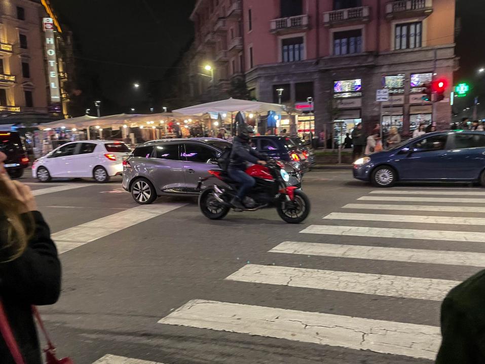 Moottoripyörät ja skootterit ovat yleinen näky Milanon liikenteessä.