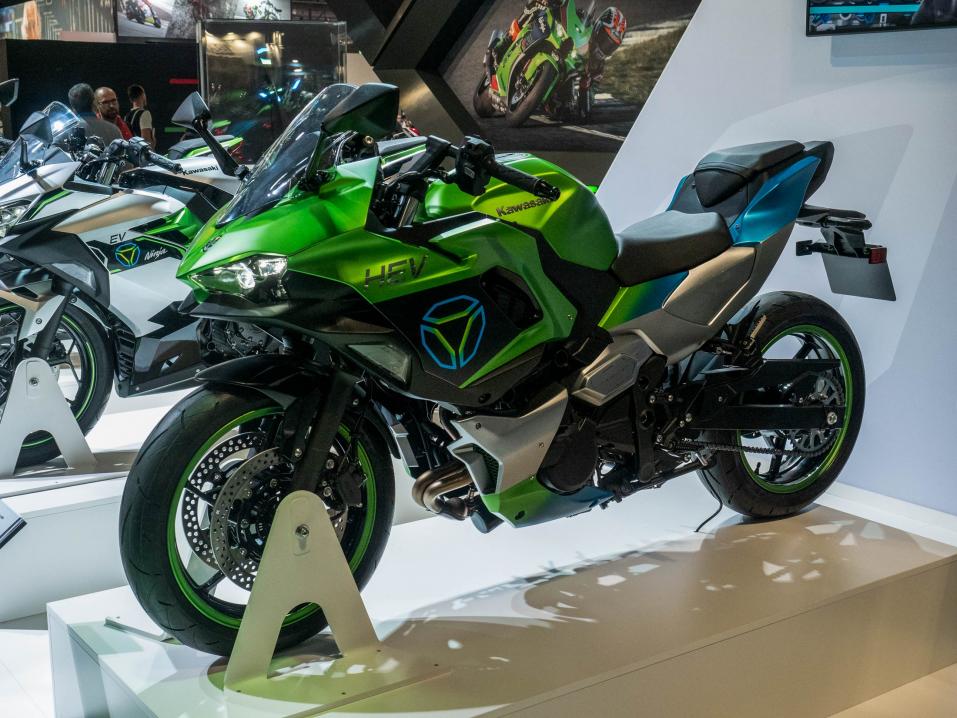 Kawasaki HEV hyridimoottoripyörän konsepti. Pitäisi tulla tuotantoon 2024.