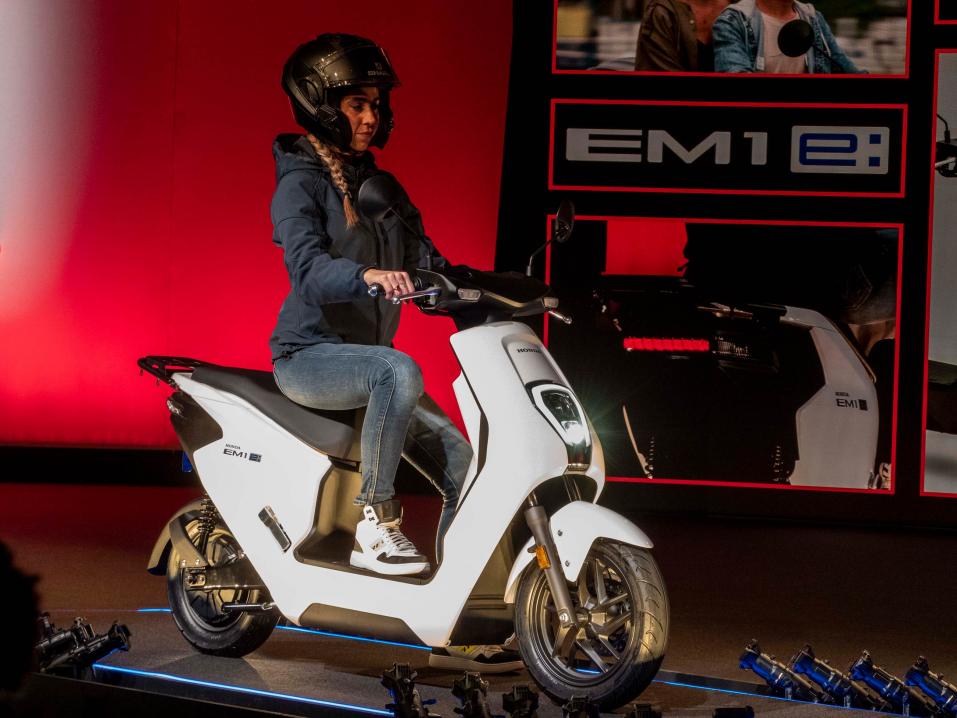 Honda EM1 e:, sähkömopedi tulee myyntiin 2023 kesällä Euroopassa.