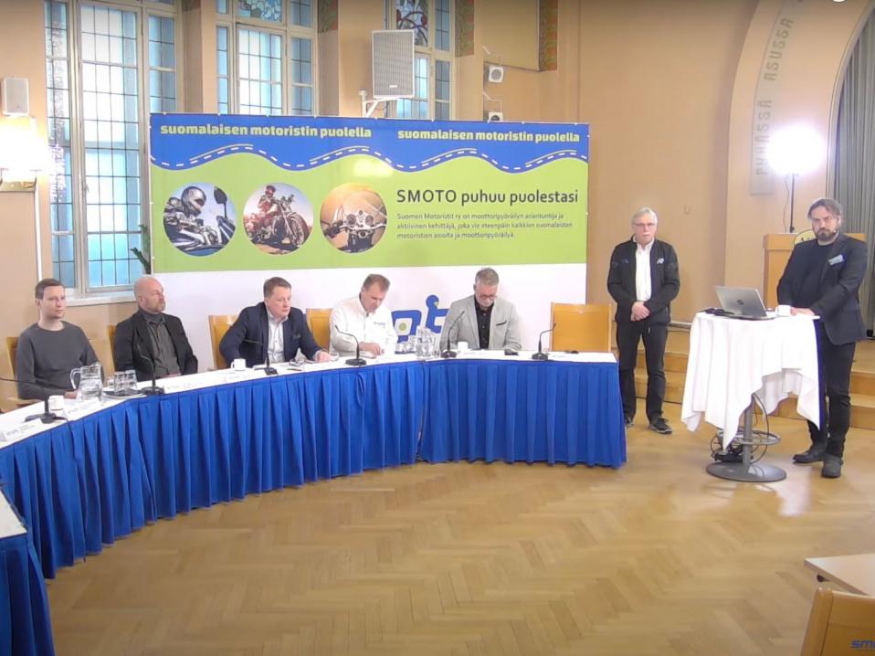 SMoton Motoparlamentti 2022. Kuvassa osa panelisteista sekä tilaisuuden vetäjä Harri Moisio oikealla.