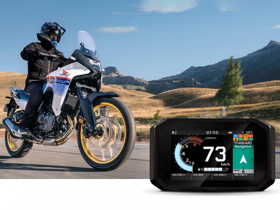 Honda RoadSync -appi on saatavilla sekä Androidille että iOS:lle, kunhan se julkaistaan Suomessakin. Uusi Honda XL750 ja navigoinnin nuoliohjaus. 