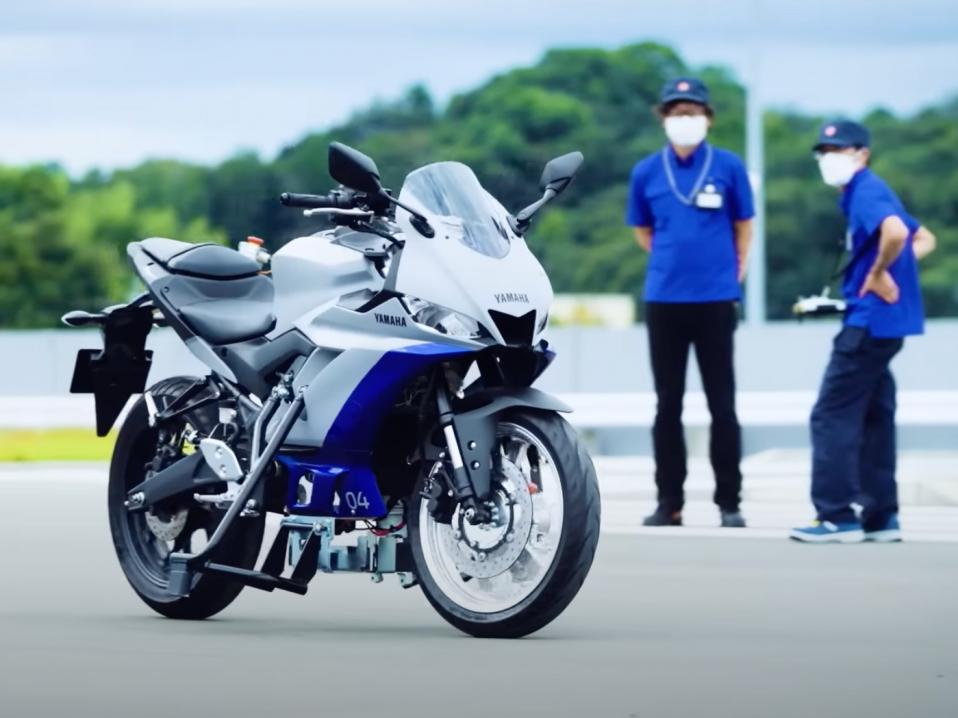 Itsestään pystyssä pysyvä ja liikkuva Yamahan moottoripyörä. Varustettu Advanced Motorcycle Stability Assist Systemillä. (AMSAS)