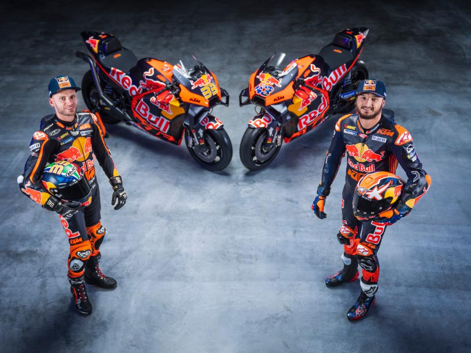 Red Bull KTM MotoGP -kuljettajat kaudella 2023: Brad Binder ja Jack-Miller. KTM uskoo vahvasti fossiilittomiin polttoaineisiin ratamoottoripyöräilyn kuninkuusluokassa.