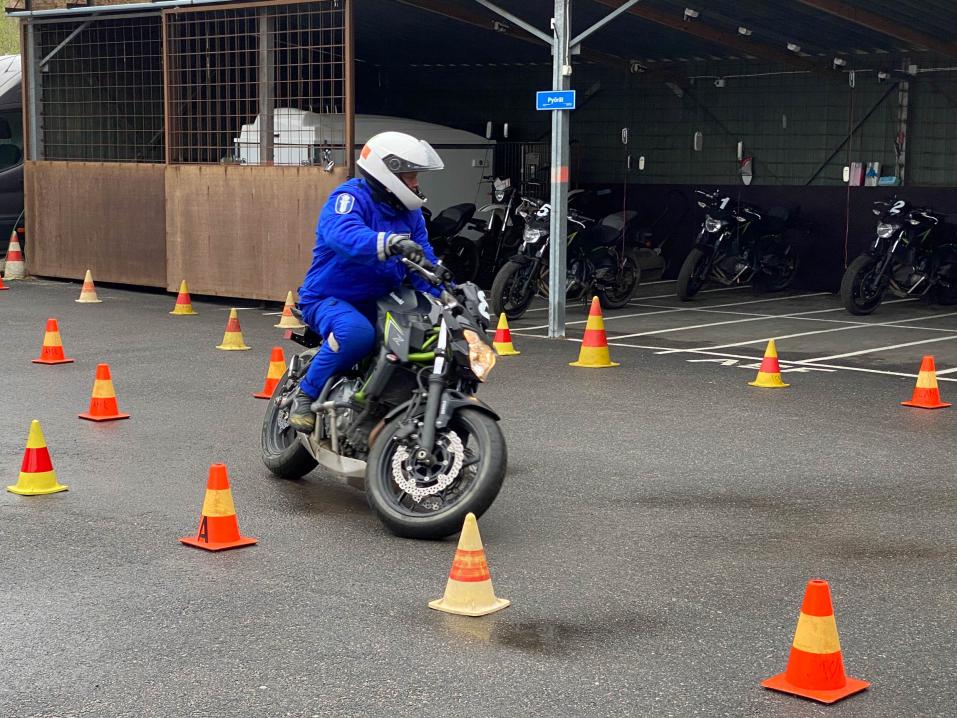 Moottoripyöräpoliisikokelas harjoittelemassa kahdeksikon ajamista toukokuussa 2023 Räyskälässä. Kuvassa ei ole Kimmo Tuominen.