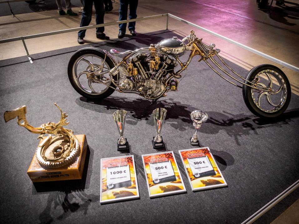 Petrol Circus: Näyttelyn paras pyörä, Tuomariston valinta ja Custom-sarjan voittaja Veikko Sikiön WSA V-Twin, numero 126
